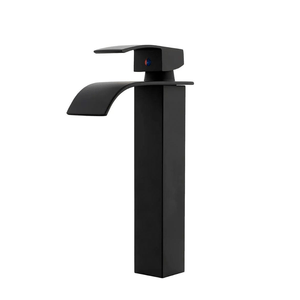 Torneira Cascata Alta com Misturador Monocomando Preta de Bancada Belcca TCA01P-BL
